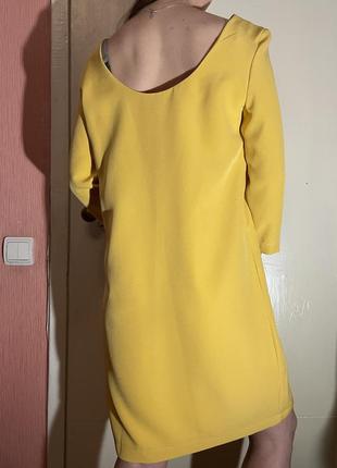 Желтое короткое платье из вискозы3 фото