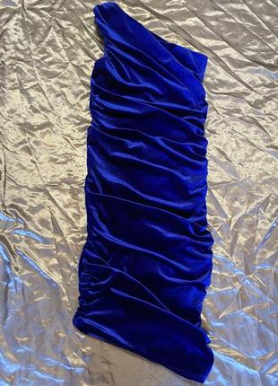 Нарядное бархатное асимметричное длинное платье