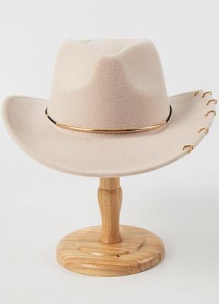 Шляпа федора ковбойка унисекс с устойчивыми полями, пирсингом и металлическим декором молочная7 фото