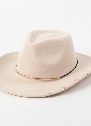 Шляпа федора ковбойка унисекс с устойчивыми полями, пирсингом и металлическим декором молочная1 фото