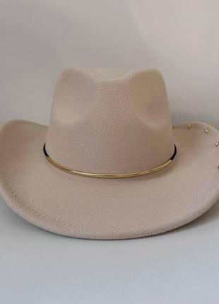 Шляпа федора ковбойка унисекс с устойчивыми полями, пирсингом и металлическим декором молочная3 фото