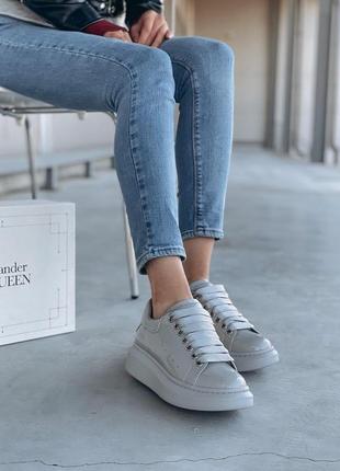 Красивые женские кроссовки alexander mcqueen серый цвет лакированные (36-40)💜2 фото