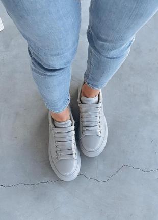 Красивые женские кроссовки alexander mcqueen серый цвет лакированные (36-40)💜5 фото
