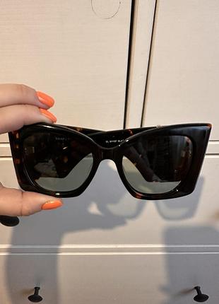 Сонцезахисні окуляри в стилі saint laurent
