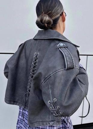 Эко куртка косуха укороченная винтажная с потертостями со шнуровкой2 фото