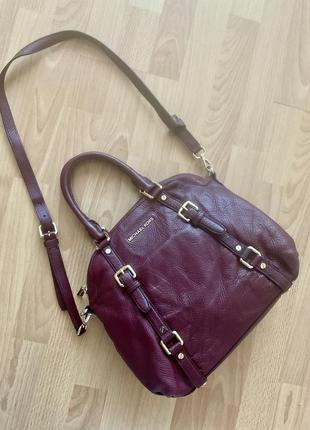 Сумка оригинал michael kors  burgundy purse with crossbody strap and two handles.