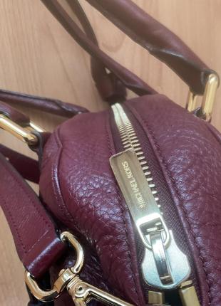 Сумка оригинал michael kors  burgundy purse with crossbody strap and two handles.4 фото