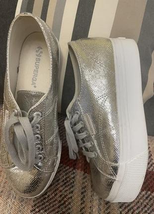 Кеди на платформі