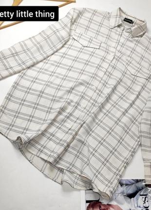 Сорочка жіноча білого кольору подовжена оверсайз в клітинку від бренду pretty little thing m