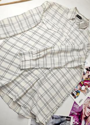 Рубашка женская белого цвета удлиненная оверсайз в клетку от бренда pretty little thing m2 фото