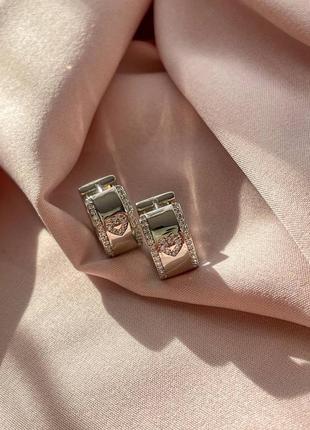 Стильные серьги кольца в серебре украшены камушками2 фото