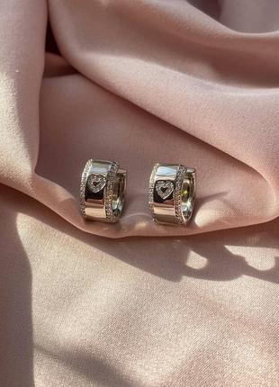Стильные серьги кольца в серебре украшены камушками6 фото