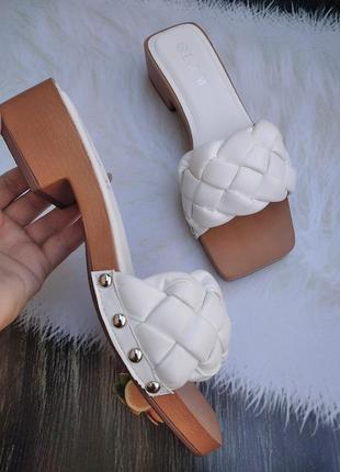 Стильні плетяні шльопки білого кольору