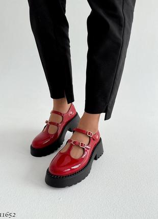 Красные натуральные лакированные лаковые туфли с ремешками на толстой черной подошве лак6 фото