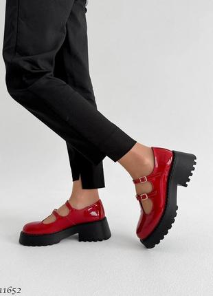Красные натуральные лакированные лаковые туфли с ремешками на толстой черной подошве лак10 фото