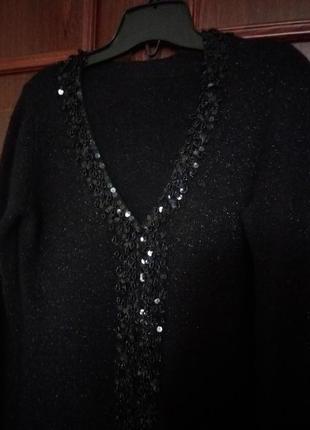 Нарядна кофточка, прикрашена паєтками та бісером.