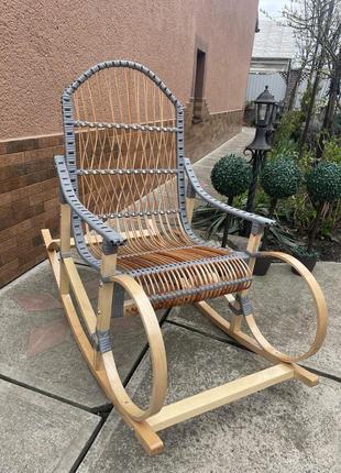 Кресло-качалка плетеные из лозы,буковая "ротанг" коричневая с белыми вставками.2 фото