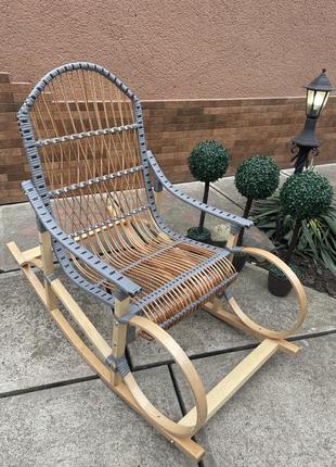 Крісло-гойдалка плетені з лози,букова "ротанг" коричнева з білими вставками.