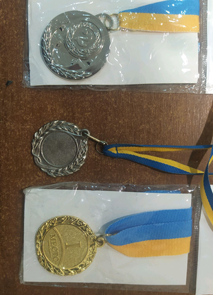 Медаль спортивна зі стрічкою золото, срібло.