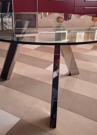 Круглой формы стол со стеклянной столешницей фирмы calligaris