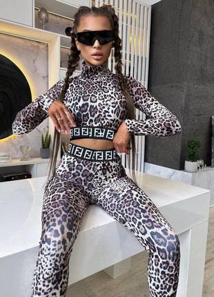 Леопардовий костюм кроп топ з рукавами під горло лосіни по фігурі комплект сірий білий лонгслів легінси трендовий стильний