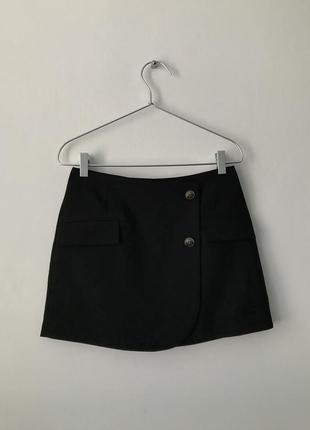 Двубортная мини-юбка на запах в стиле 00-х asos design черная мини юбка с запахом y2k костюмная 20005 фото