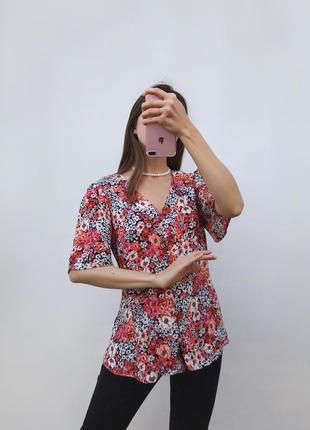 Блуза в квіти f&f з коротким рукавом на ґудзиках червона чорна1 фото