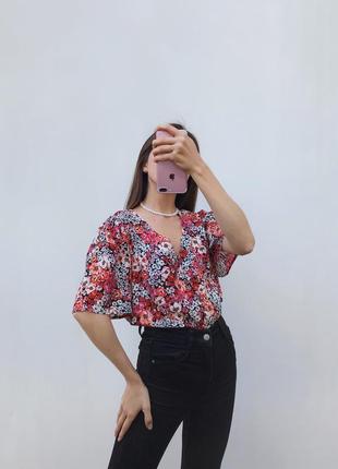 Блуза в цветы f&amp;f с коротким рукавом на пуговицах красная черная2 фото