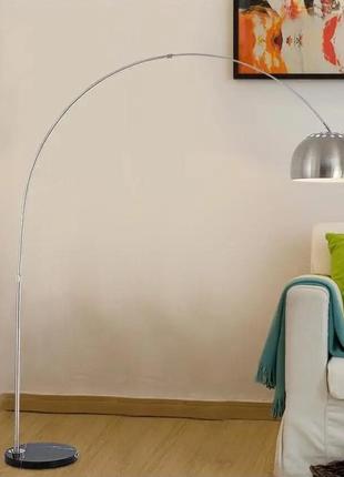 Идеальное освещение: телескопический торшер с металлическим плафоном в сатиновом исполнении
