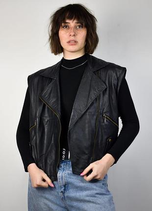 Короткая черная байкерская кожаная жилетка косуха