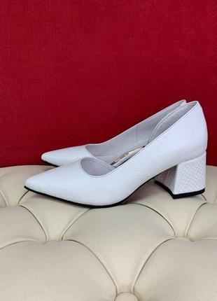 Шкіряні білі туфлі з гострим носочком на підборах, можуть бути будь-якого кольору2 фото