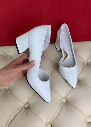 Шкіряні білі туфлі з гострим носочком на підборах, можуть бути будь-якого кольору