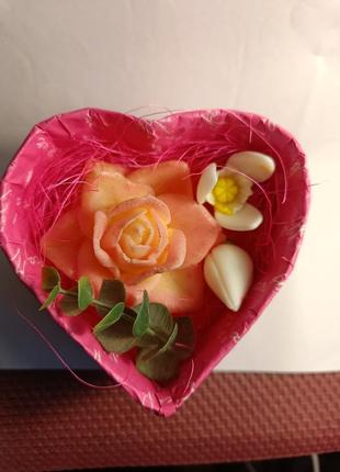 Композиція мильних квітів "серце"1 фото