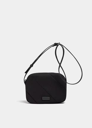 Класна чорна стьобана сумка через плечі pull and bear сумочка кросбоді3 фото