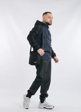 Комплект весняний чоловічий в стилі nike: анорак чорно-синій+ штани + барсетка у подарунок1 фото