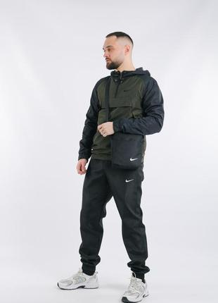 Комплект весняний чоловічий в стилі nike: анорак чорний-хакі+ штани чорні + барсетка у подарунок7 фото