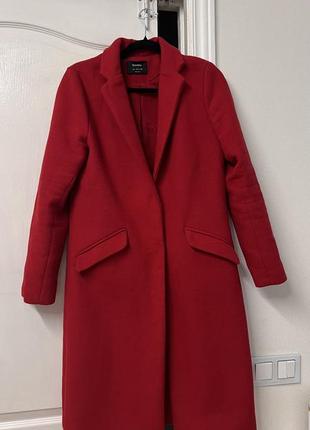 Красное трендовое пальто