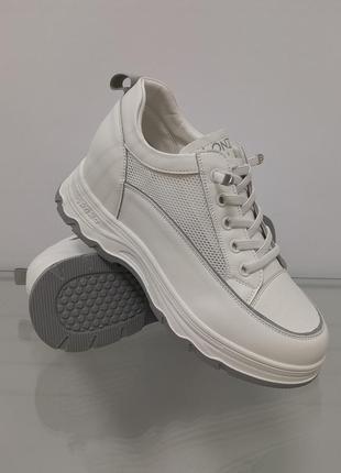 Жіночі білі кросівки із сіткою на платформі5 фото