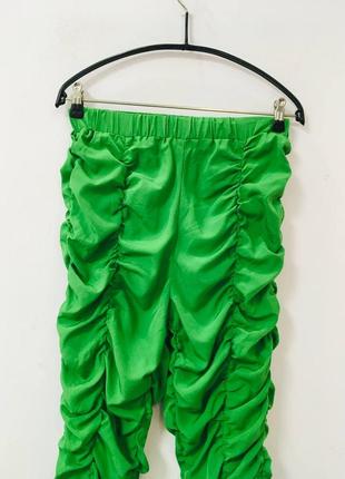Яркие зелёные леггинсы с драпировкой boohoo м3 фото