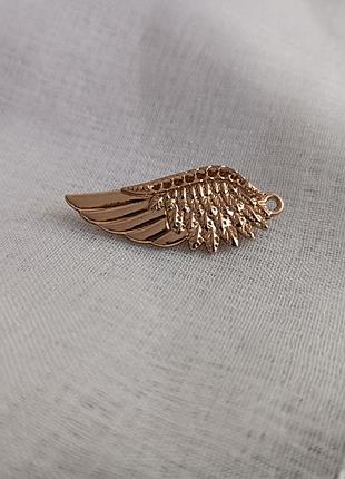 Брошь "крыло" золотистого цвета 40 мм