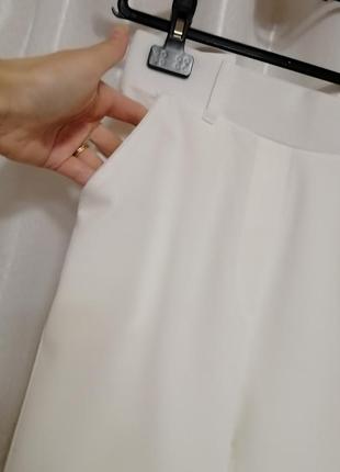 Стильні подовжені білі шорти з карманами розмір на бірці вказано s талія резинка відмінно тягнеться3 фото