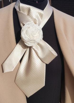 Роскошный женский галстук с цветком.