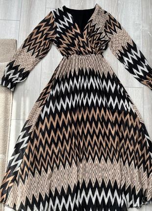 Невероятное итальянское платье с принтом геометрическим длинным платьем с рукавом шифоновое платье в геометрическом принте