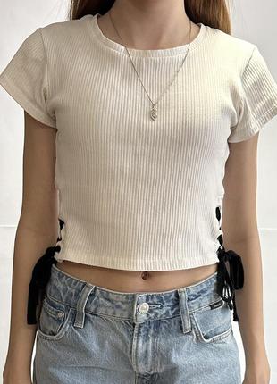 Топ белый на черных завязках