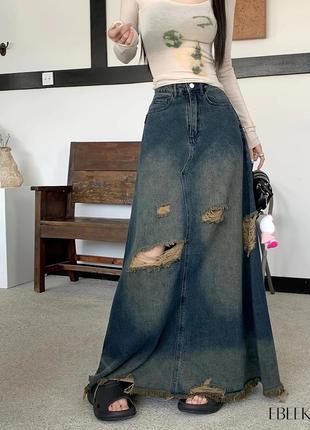 Трендова джинсова максі спідниця з ретро ефектом