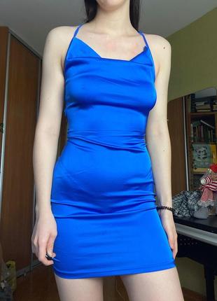 Сукня з відкритою спинкою синя трендова актуальна витончена з перепленами на спині міні1 фото
