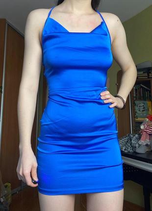Сукня з відкритою спинкою синя трендова актуальна витончена з перепленами на спині міні2 фото