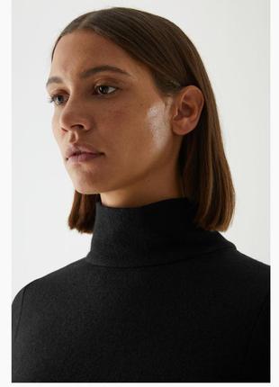 Структурований светр із суміші мериносової вовни та органічної бавовни з коміром-стійкою чорного кольору  cos4 фото