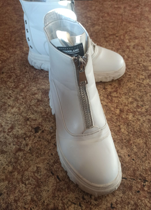 Стильні білі черевики, боточки на високо тракторній підошві2 фото