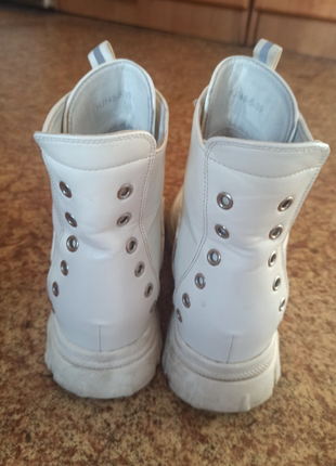 Стильні білі черевики, боточки на високо тракторній підошві3 фото
